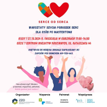 Zdjęcie to plakat warsztatów dotyczących tworzenia poduszek w kształcie serca dla kobiet po mastektomii. Na plakacie widnieją trzy kobiety z uniesionymi w górę rękami oraz logo w kształcie serca na górze. Tekst na plakacie zawiera informacje o dacie, godzinie i miejscu warsztatów.