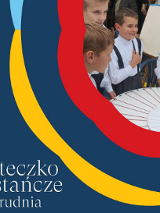 Plakat promujący warsztaty tkackie w Miasteczku Powstańczym. W prawym, górnym narożniku zdjęcie dzieci, które uczą się tkania.Granatowe tło obok czerwone, żółte i niebieskie wstęgi.