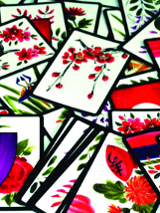 Stos kartek pokryte orientalnymi, kolorowymi wzorami roślin i zwierząt.