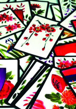 Stos kartek pokryte orientalnymi, kolorowymi wzorami roślin i zwierząt.