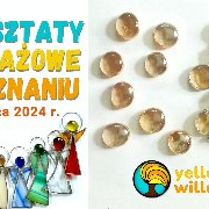 Plakat informujący o warsztatach tworzenia witraży. Widać na nim kilka ozdób wykonanych w formie kolorowych witraży w kształcie liścia, kulek i aniołków.