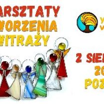 Plakat, który reklamuje warsztaty tworzenia witraży. Pod kolorowym napisem kolorowe aniołki zrobione ze szkła.