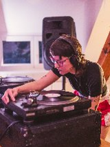 DJ podczas muzycznego występu.