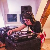 DJ podczas muzycznego występu.