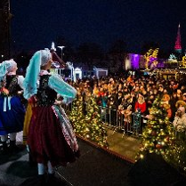 Na zdjęciu artyści w strojach ludowych stoją na scenie przed publicznością.