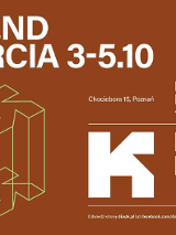 Na ciemnopomarańczowym tle biały napis "Weekend otwarta 3-5.10. Nowy dom kultury na osiedlu antoninek-zieleniec-kobylepole. Chociebora 15, Poznan".
