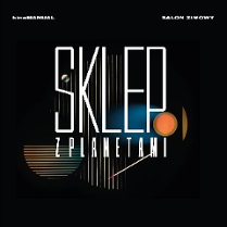 Plakat, na czarnym tle abstrakcyjna grafika, która nawiązuje do planet. Na nich napis Sklep z planetami.