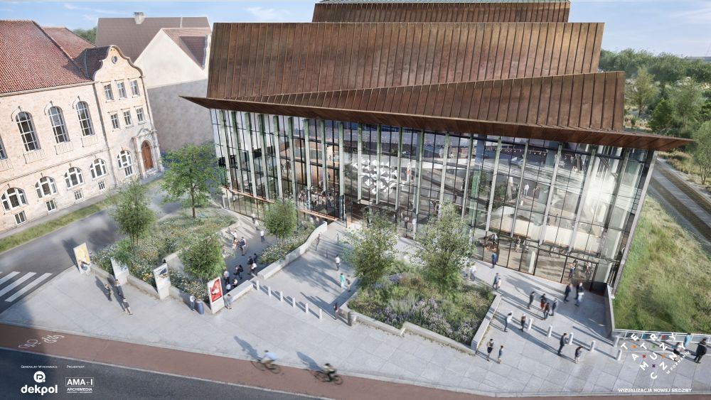 Widok z lotu ptaka na szklano-drewnianą bryłę budynku.