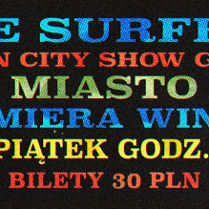 Na czarnym tle kolorowe napisy: "The surfers + spin city show girl. Miasto. Premiera winyli. 3.10 piątek godz. 20:00. Bilety 30 PLN". Obok gitara elektryczna, bęben i akrobata na wiszącym kole.