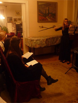 Skrzypaczka i słuchacze w salonie, fortepian.