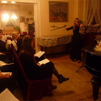 Skrzypaczka i słuchacze w salonie, fortepian.