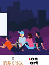 Grafika przedstawia grupkę młodych ludzi, którzy leżą na trawie i oglądają film w plenerze.