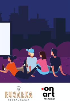 Grafika przedstawia grupkę młodych ludzi, którzy leżą na trawie i oglądają film w plenerze.