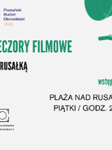 Zielono-biały plakat promocyjny. Po lewej zielony prostokąt ze zdjęciem ludzi oglądających kino plenerowe. Po prawej białe tło z podstawowymi informacjami o miejscu wydarzenia. Szczegóły w artykule. W prawym górnym roku ucięta grafika kamery.