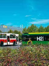 Stary i nowy autobus stoją na dziedzińcu Międzynarodowych Targów Poznańskich.