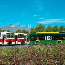 Stary i nowy autobus stoją na dziedzińcu Międzynarodowych Targów Poznańskich.
