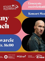 Obraz to plakat jarmarku bożonarodzeniowego w Poznaniu, w Polsce. Na plakacie znajduje się duże, oświetlone drzewo bożonarodzeniowe, mężczyzna w czarnej skórzanej kurtce i tekst "Jarmark Świąteczny Na Targach". Na plakacie widnieją również daty i godziny wydarzeń jarmarku, w tym uroczyste otwarcie, koncert artysty Mezo i zapalenie choinki. Obecne są również loga organizatorów wydarzenia, sponsorów i partnerów.