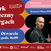 Obraz to plakat jarmarku bożonarodzeniowego w Poznaniu, w Polsce. Na plakacie znajduje się duże, oświetlone drzewo bożonarodzeniowe, mężczyzna w czarnej skórzanej kurtce i tekst "Jarmark Świąteczny Na Targach". Na plakacie widnieją również daty i godziny wydarzeń jarmarku, w tym uroczyste otwarcie, koncert artysty Mezo i zapalenie choinki. Obecne są również loga organizatorów wydarzenia, sponsorów i partnerów.