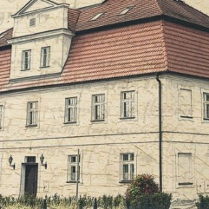 okladka ksiązki przedstawiająca barokowy ratusz Bnina