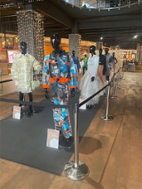 Wystawa ekologicznych ubrań na manekinach w holu Avenidy.