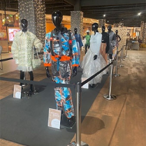 Wystawa ekologicznych ubrań na manekinach w holu Avenidy.