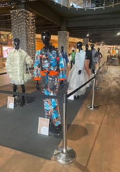 Wystawa ekologicznych ubrań na manekinach w holu Avenidy.