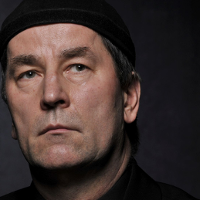 Wizjoner jazzu patrzy przed siebie