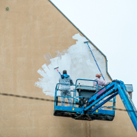 Włoski streetartowiec tworzy mural w Poznaniu