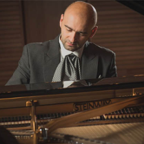 Wojciech Waleczek gra na fortepianie.