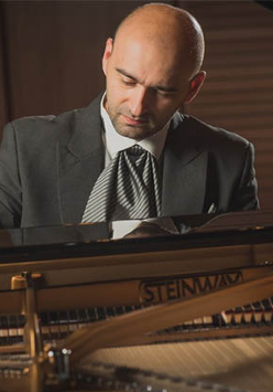 Wojciech Waleczek gra na fortepianie.