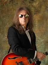 Wojtek Hoffmann z gitarą