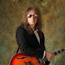 Wojtek Hoffmann z gitarą