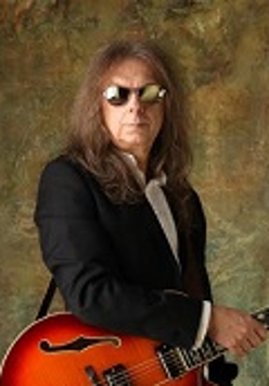 Wojtek Hoffmann z gitarą