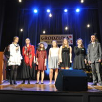 wokaliści ze Studium Piosenkarskiego na scenie