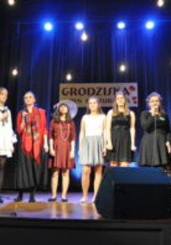 wokaliści ze Studium Piosenkarskiego na scenie