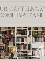 Zdjęcie ściany z półkami zapełnionymi książkami