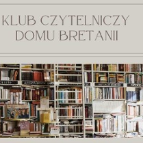 Zdjęcie ściany z półkami zapełnionymi książkami