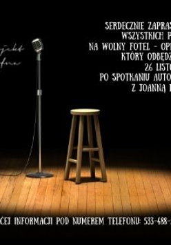 Zdjęcie promuje wydarzenie, na którym poeci mogą zaprezentować własne utwory. Znajdują się na nim mikrofon na statywie oraz taboret, będące jedynym oświetlonym punktem na ciemnym tle.