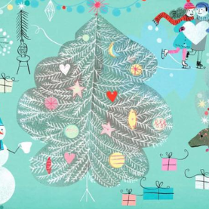 Świąteczny rysunek w pastelowych barwach. Choinka dookoła której narysowano różne elementy, m.in. parę łyżwiarzy, która trzyma serce, prezenty, ptaki, bałwana, renifera.