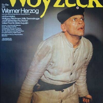 Plakat filmu o tytule Woyzeck, na którym oprócz informacji o wydarzeniu widać żołnierza w białym mundurze i okrągłej czapce.