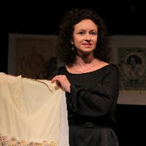 Zdjęcie przedstawia dr hab. Agnieszka Aysen Kaim w trakcie wykładu.