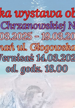 Na niebiesko-białym tle kolorowe napisy: autorska wystawa obrazów Iwony Chrzanowskiej Nowina, 14.03.2025, Poznań, ul. Głogowska 35, Wernisaż 14.03.2025, od godz. 18:00.