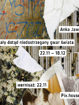 Plakat ma estetykę kolażową - widać na nim różne elementy nałożone warstwowo, takie jak motywy kwiatowe, podarte fragmenty papieru, pionowe metalowe pręty oraz abstrakcyjne zniekształcenia wizualne. Tytuł i szczegóły wydarzenia umieszczono w prostych, białych polach, co wyróżnia je na tle kolażu.