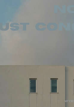 Plakat wystawy fotograficznej "No hair just concrete". Zdjęcie fragmentu betonowej konstrukcji.