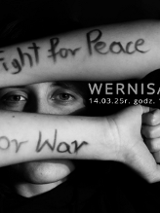 Czarno - biała fotografia twarzy zakrytej rękoma, widać tylko oczy. Na rękach czarne napisy "Fight for Peace" i "Not for War".