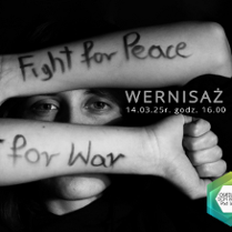 Czarno - biała fotografia twarzy zakrytej rękoma, widać tylko oczy. Na rękach czarne napisy "Fight for Peace" i "Not for War".