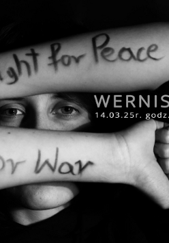 Czarno - biała fotografia twarzy zakrytej rękoma, widać tylko oczy. Na rękach czarne napisy "Fight for Peace" i "Not for War".