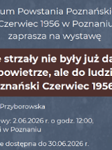 Zaproszenie na wystawę. Na niebieskim tle brązowy prostokąt z białym napisem "Wystawa "I te strzały nie były już dane w powietrze, ale do ludzi... Poznański Czerwiec 1956". Pod spodem informaje o wystawie. Szczegóły w artykule.