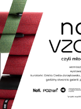 Plakat, reklamujący wystawę Nove Vzory, czyli młody design. Z prawej strony zielone i czerwone poduchy ułożone w stosy, z prawej strony napisy informujące o wydarzeniu.