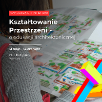 Plakat wystawy plenerowej "Kształtowanie Przestrzeni o edukacji architektonicznej" z fotografią osoby trzymającej kolorową mapę miasta; informacja o terminie 31 maja - 14 czerwca oraz lokalizacji Plac Kolegiacki w Poznaniu, z geometryczną, wielobarwną grafiką w narożniku.